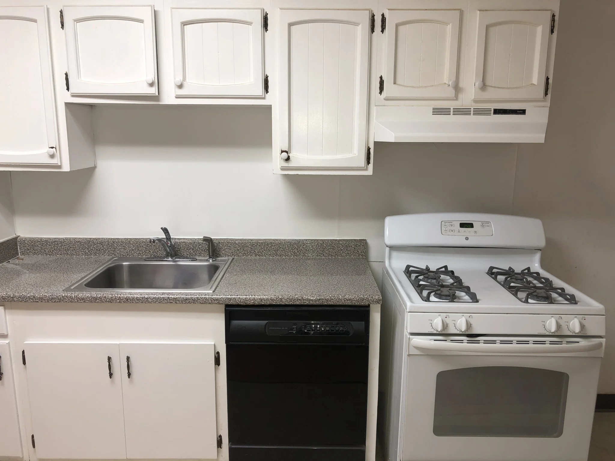 5 bed, 1 bath apartment for rent at 198 Washington St Unit 2, Medford — photo 1 of 17