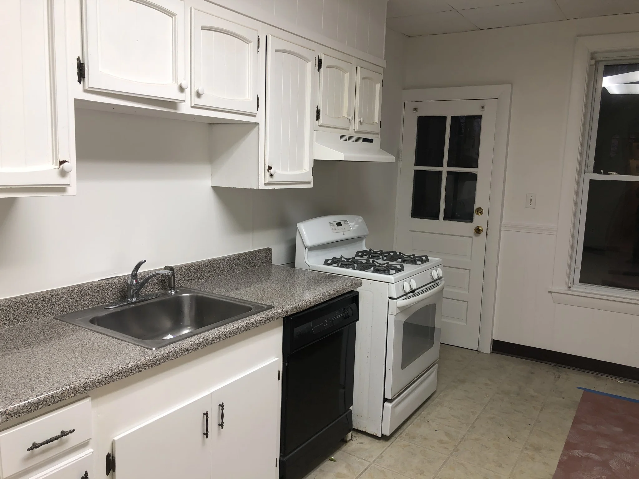5 bed, 1 bath apartment for rent at 198 Washington St Unit 2, Medford — photo 2 of 17