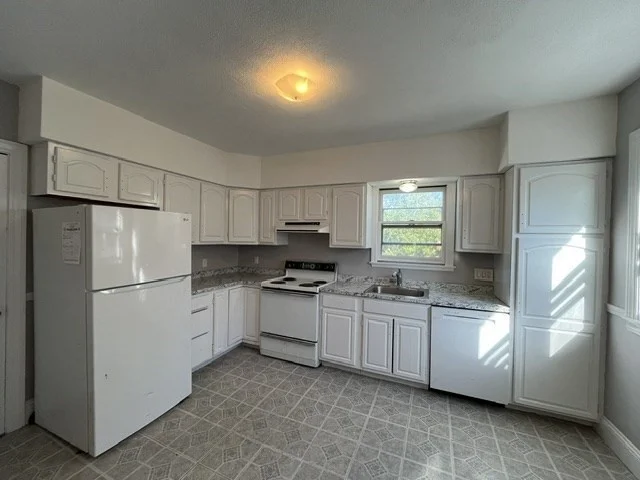 3 bed, 1 bath apartment for rent at 199 Burrill St Unit 2, Swampscott — photo 10 of 12