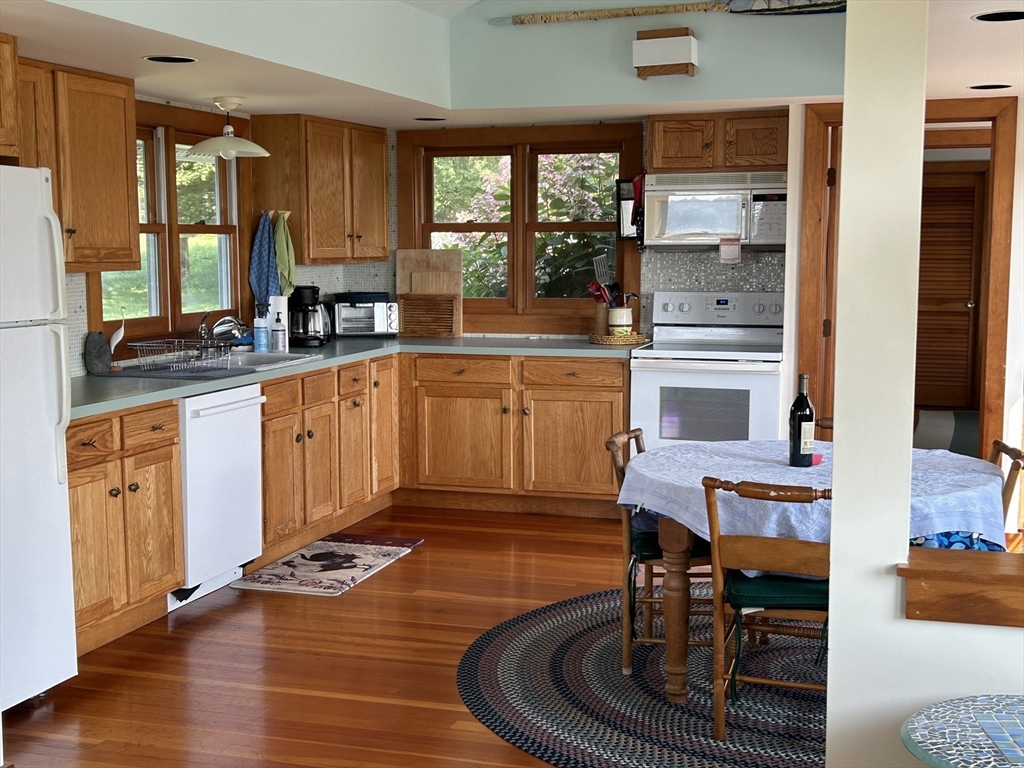 2 bed, 2 bath apartment for rent at 199-C Fisherville Ln Unit VAC RENTAL, South Westport — photo 5 of 17