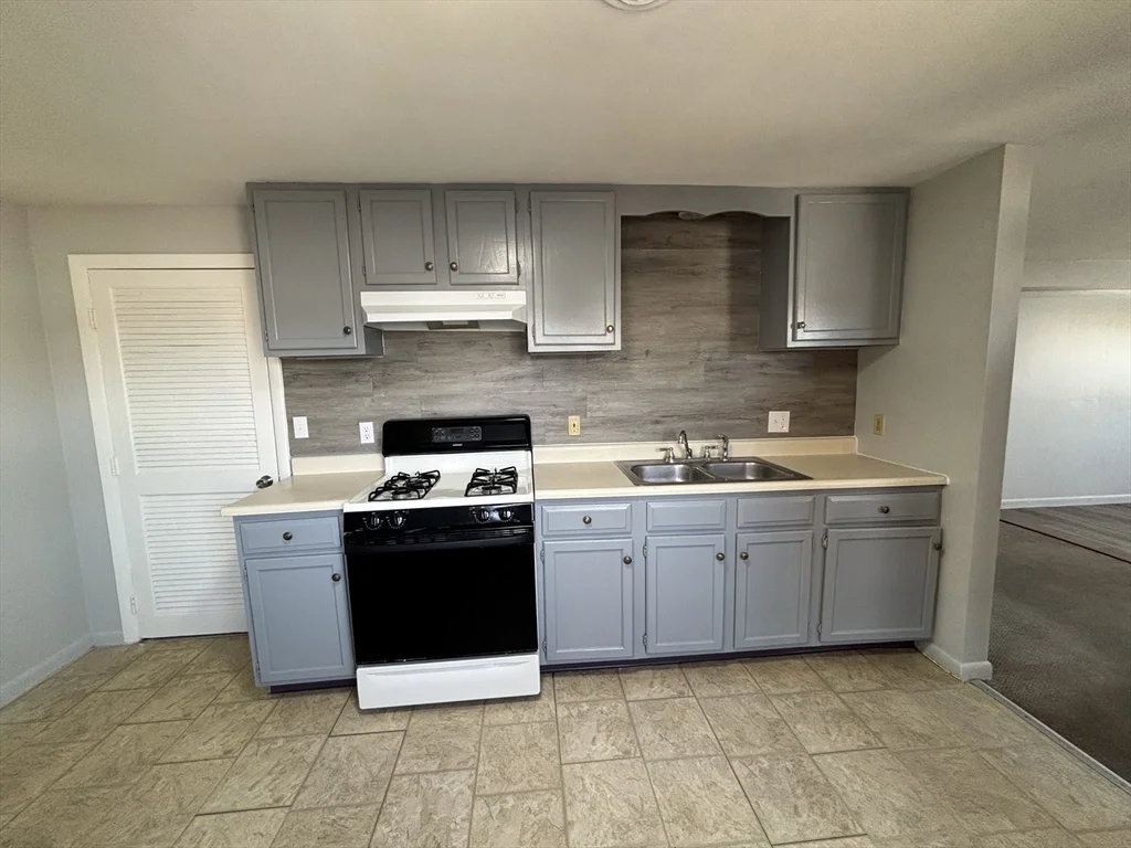 2 bed, 1 bath apartment for rent at 199 Flint St Unit 2R, Fall River — photo 1 of 10