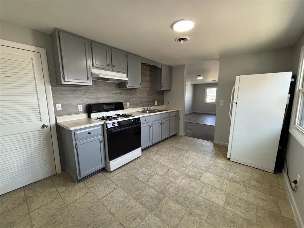 2 bed, 1 bath apartment for rent at 199 Flint St Unit 2R, Fall River — photo 2 of 10