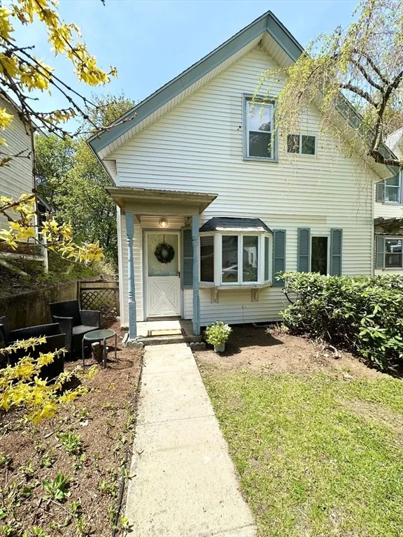3 bed, 1 bath apartment for rent at 199 High St Unit 1, Athol — photo 1 of 26