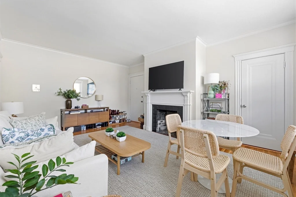 2 bed, 1 bath apartment for rent at 1992 Commonwealth Ave Unit 4, Brighton — photo 3 of 16