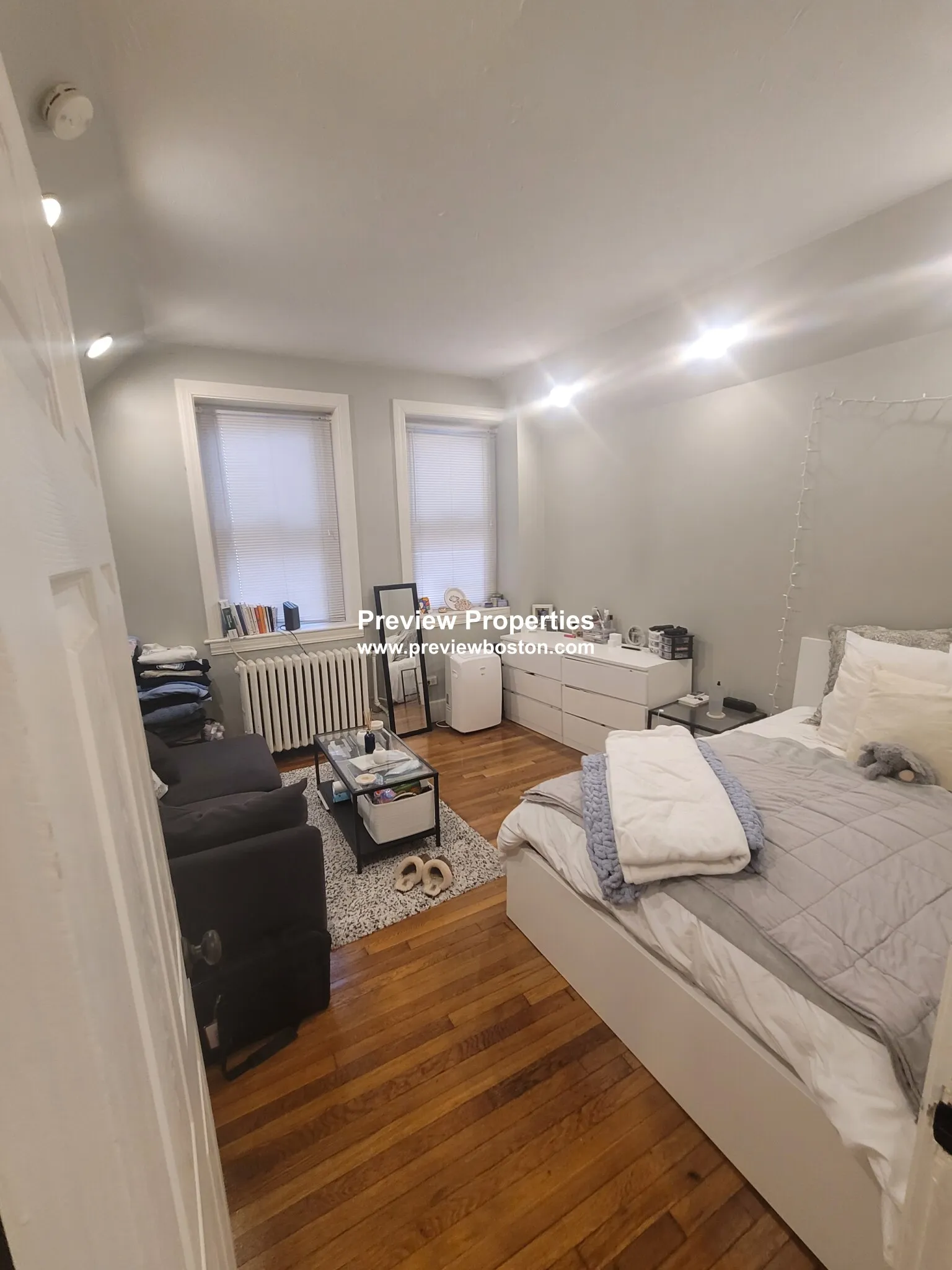 Studio bed, 1 bath apartment for rent at 1997 Commonwealth Ave Unit 1P, Brighton — photo 2 of 9