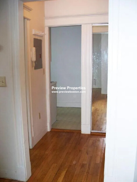 Studio bed, 1 bath apartment for rent at 1999 Commonwealth Ave Unit 8, Brighton — photo 6 of 9