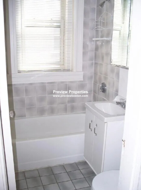 Studio bed, 1 bath apartment for rent at 1999 Commonwealth Ave Unit 8, Brighton — photo 8 of 9