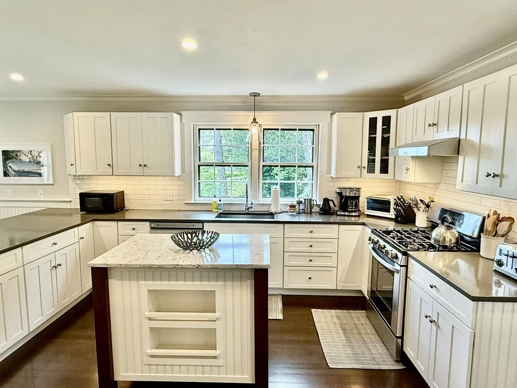 5 bed, 4+ bath apartment for rent at 1A Pochick Ave, Nantucket — photo 20 of 41