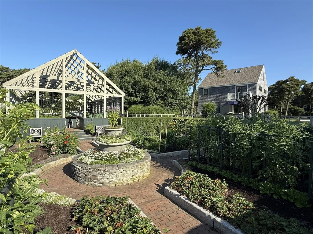 5 bed, 4+ bath apartment for rent at 1A Pochick Ave, Nantucket — photo 37 of 41