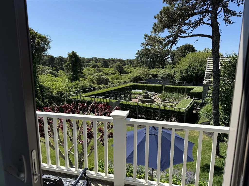 5 bed, 4+ bath apartment for rent at 1A Pochick Ave, Nantucket — photo 27 of 41