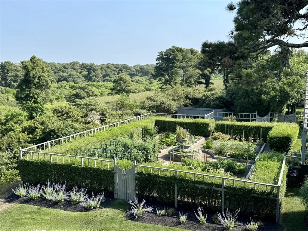5 bed, 4+ bath apartment for rent at 1A Pochick Ave, Nantucket — photo 28 of 41
