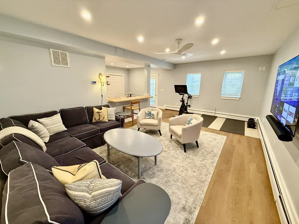 5 bed, 4+ bath apartment for rent at 1A Pochick Ave, Nantucket — photo 22 of 41