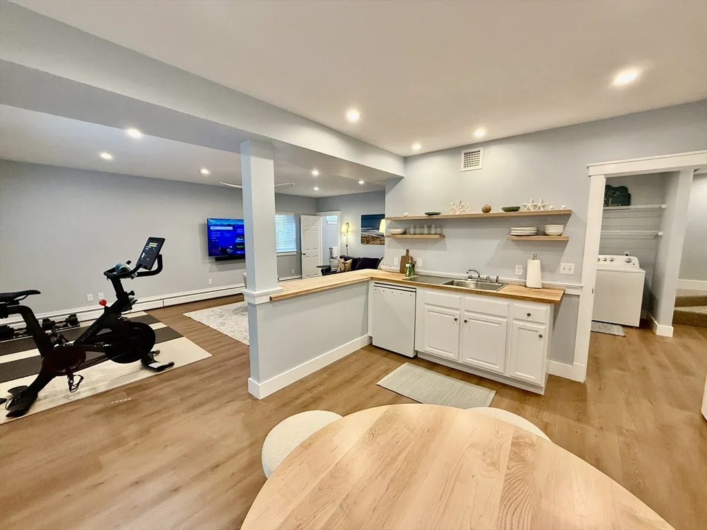 5 bed, 4+ bath apartment for rent at 1A Pochick Ave, Nantucket — photo 21 of 41