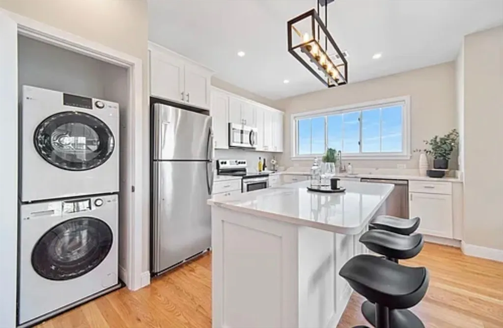 3 bed, 2 bath apartment for rent at 2-4 Hecla Unit 1, Dorchester — photo 4 of 9