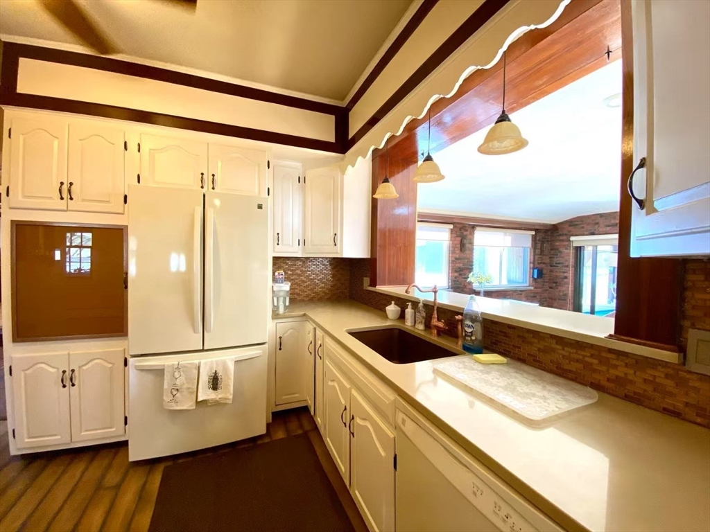 4 bed, 4+ bath apartment for rent at 2 Arden Rd Unit 2, Watertown — photo 7 of 33