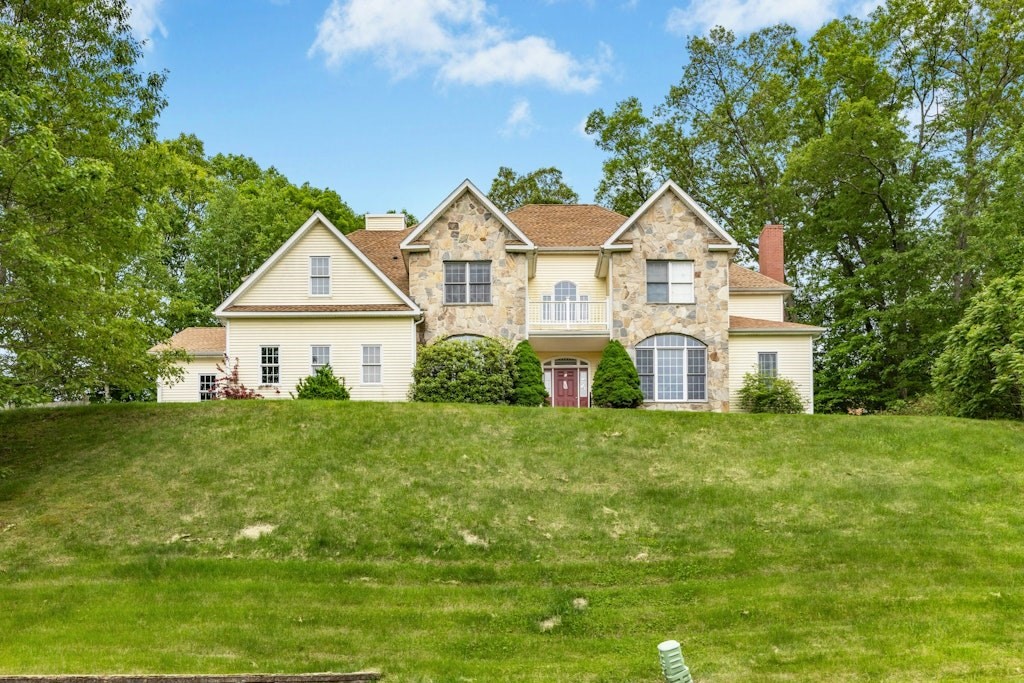 4 bed, 3 bath apartment for rent at 2 Arrowhead Ln, Westborough — photo 1 of 30