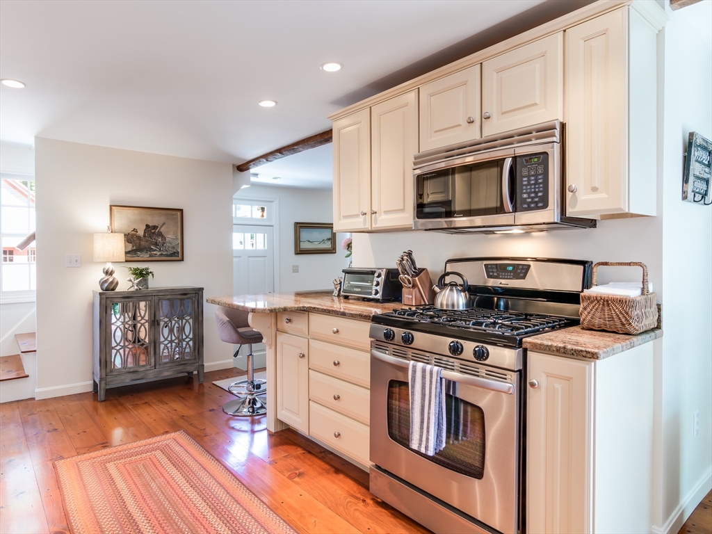 2 bed, 1 bath apartment for rent at 2 Atwood St Unit FURNISHED., Newburyport — photo 5 of 25