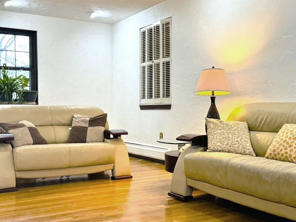 4 bed, 3 bath apartment for rent at 2 Blueberry Hill Ln, Arlington Heights — photo 3 of 21