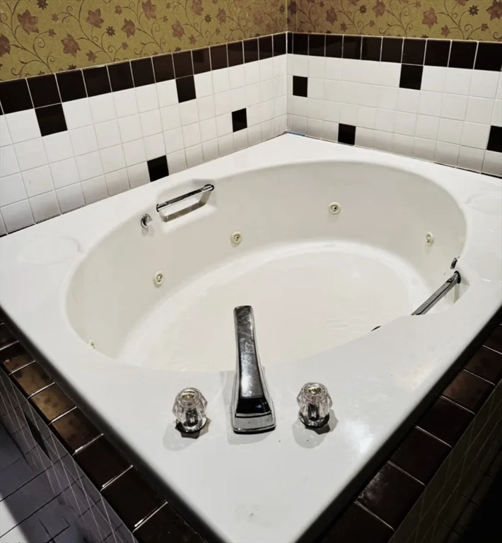 4 bed, 3 bath apartment for rent at 2 Blueberry Hill Ln, Arlington Heights — photo 8 of 21
