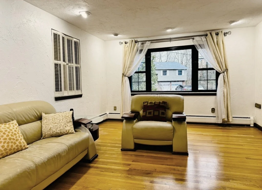 4 bed, 3 bath apartment for rent at 2 Blueberry Hill Ln, Arlington Heights — photo 2 of 21