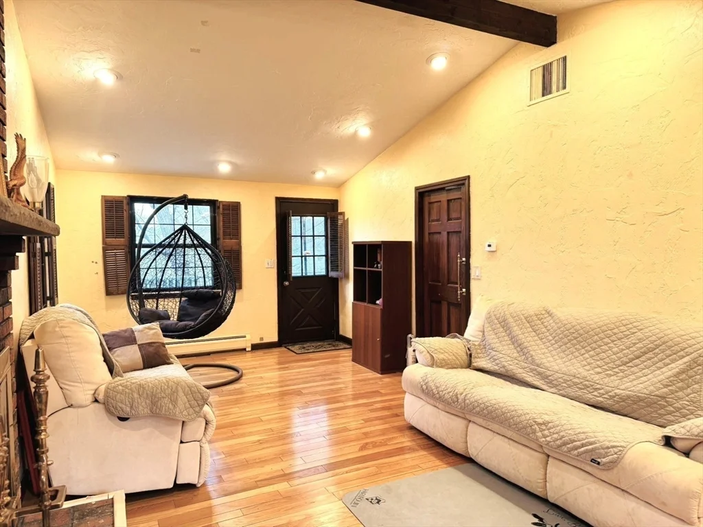 4 bed, 3 bath apartment for rent at 2 Blueberry Hill Ln, Arlington Heights — photo 6 of 21