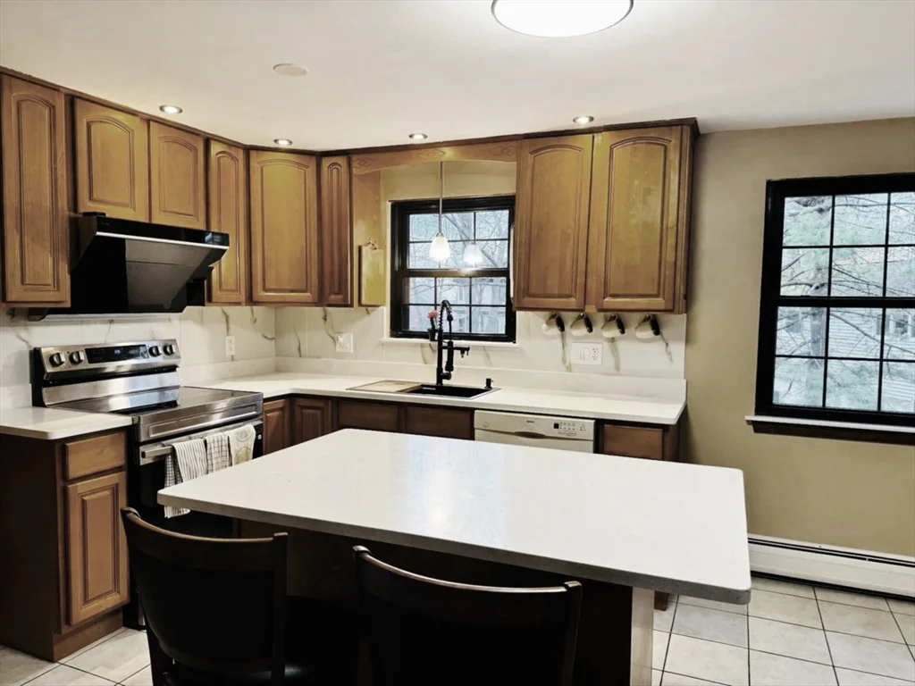 4 bed, 3 bath apartment for rent at 2 Blueberry Hill Ln, Arlington Heights — photo 4 of 21