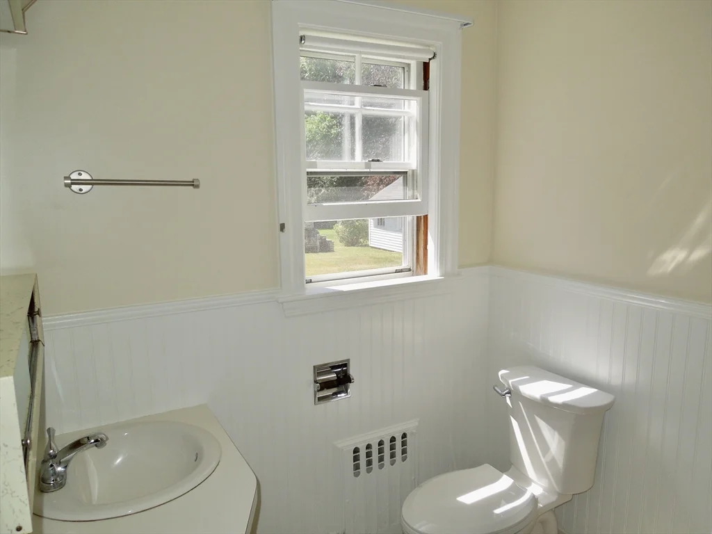 3 bed, 2 bath apartment for rent at 2 Briarwood Ct, Kingston — photo 10 of 15
