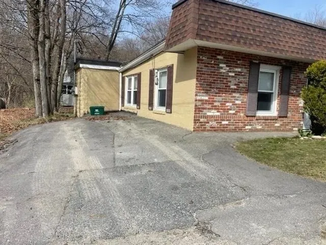 2 bed, 1 bath apartment for rent at 2 Brookside Ave Unit 2D, Worcester — photo 2 of 9