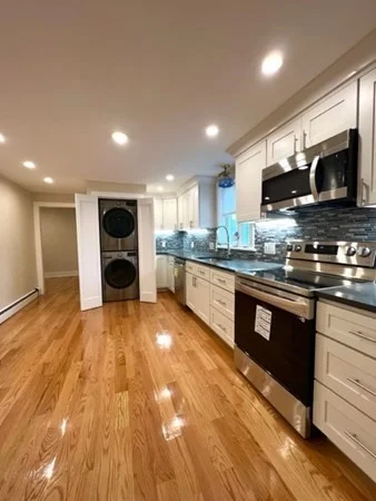2 bed, 1 bath apartment for rent at 2 Buckingham St Unit 2, Hyde Park — photo 2 of 17