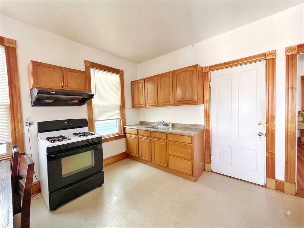 3 bed, 1 bath apartment for rent at 2 Buttonwood St Unit 2, Dorchester — photo 3 of 7