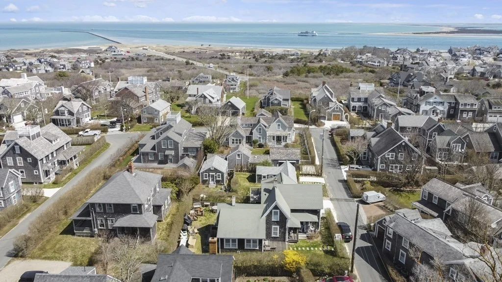4 bed, 3 bath apartment for rent at 2 Cabot Ln, Nantucket — photo 13 of 14