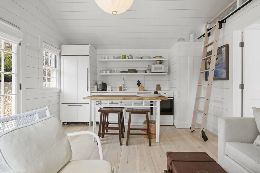 1 bed, 1 bath apartment for rent at 2 Cabot Ln Unit A, Nantucket — photo 6 of 15