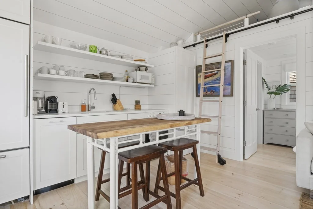 1 bed, 1 bath apartment for rent at 2 Cabot Ln Unit A, Nantucket — photo 2 of 15