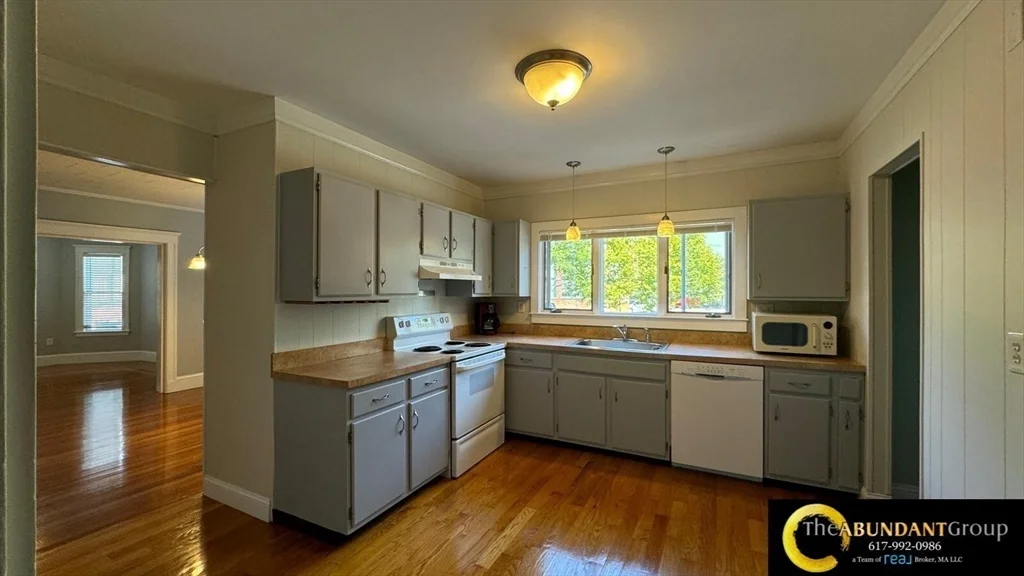 2 bed, 1 bath apartment for rent at 2 Cambridge Ter Unit 1, Cambridge — photo 2 of 18