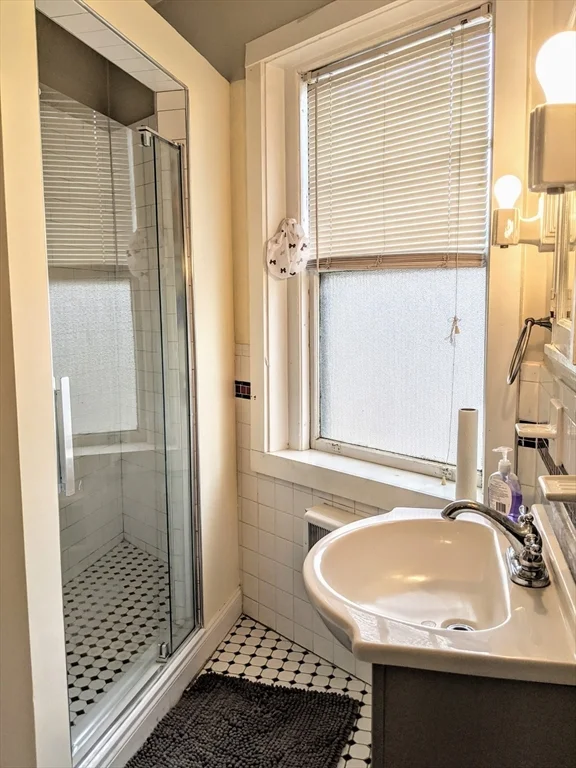 3 bed, 1 bath apartment for rent at 2 Claflin Rd Unit 2, Washington Square — photo 3 of 7