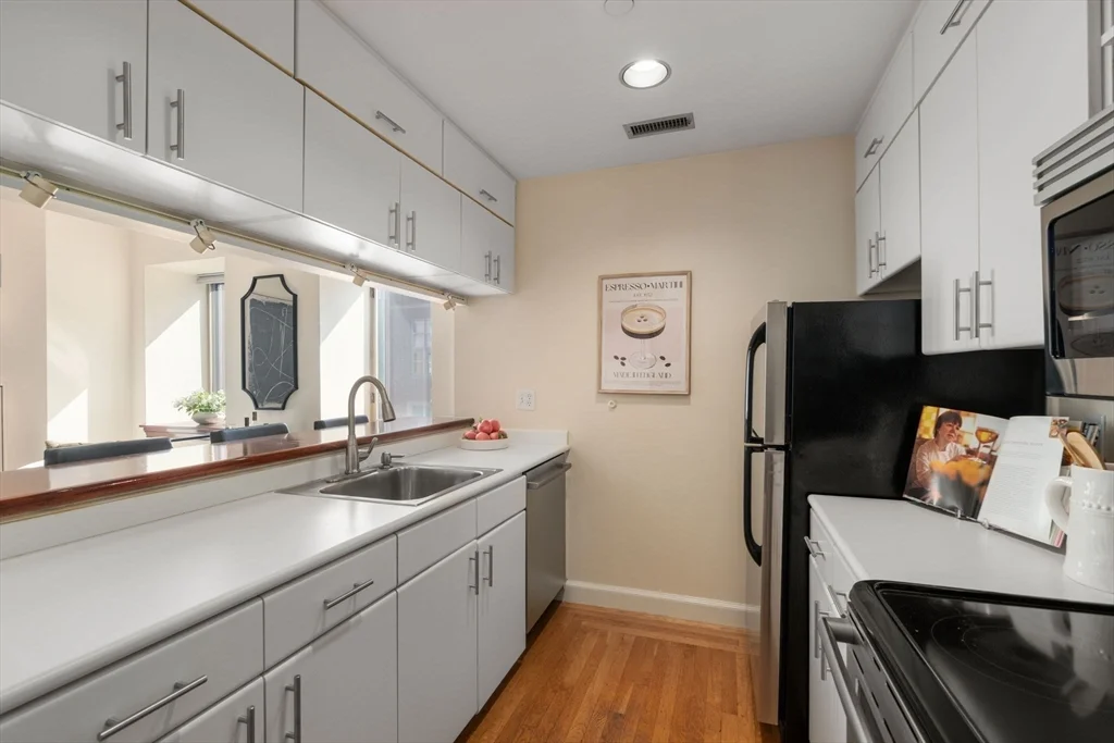 1 bed, 1 bath apartment for rent at 2 Clarendon St Unit 302, South End — photo 15 of 35