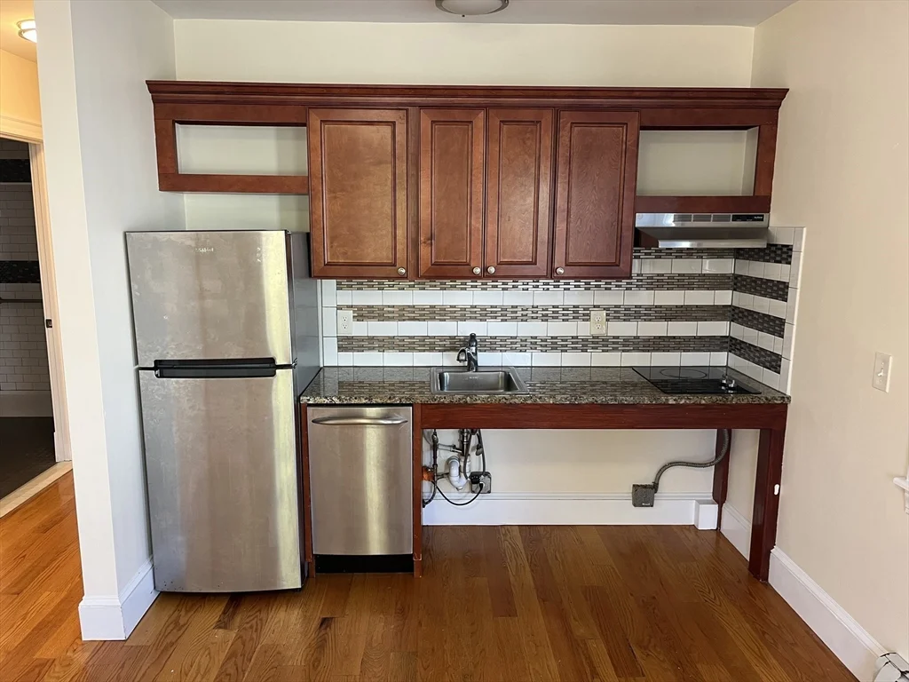 2 bed, 1 bath apartment for rent at 2 Coburn St Unit 2, Framingham — photo 3 of 8