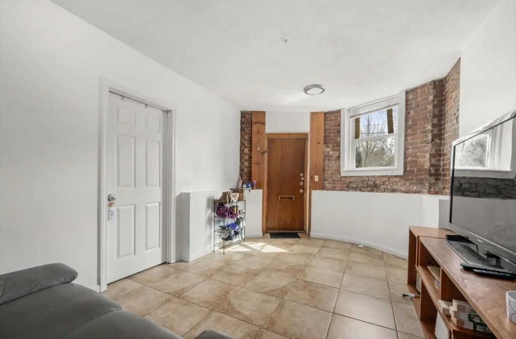 4 bed, 1 bath apartment for rent at 2 Colliston Rd Unit 2B, Brighton — photo 4 of 16