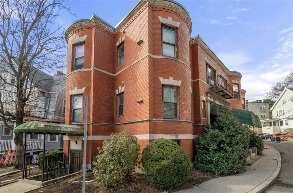 4 bed, 1 bath apartment for rent at 2 Colliston Rd Unit 2B, Brighton — photo 3 of 16