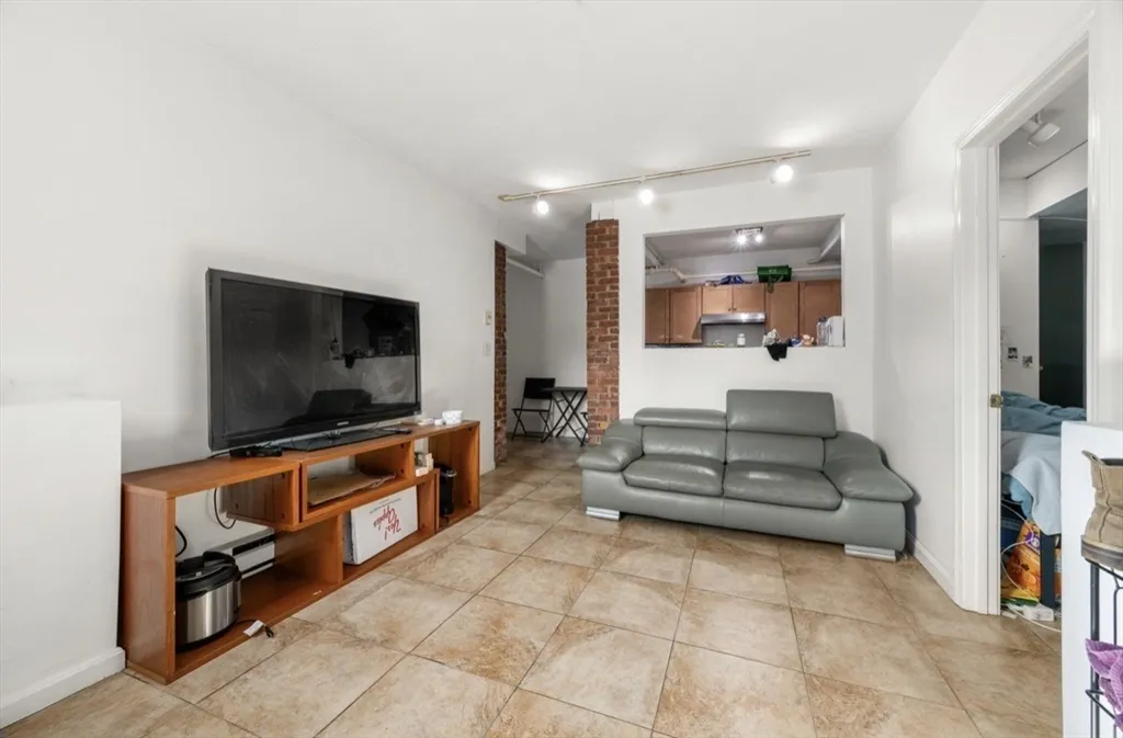 4 bed, 1 bath apartment for rent at 2 Colliston Rd Unit 2B, Brighton — photo 5 of 16
