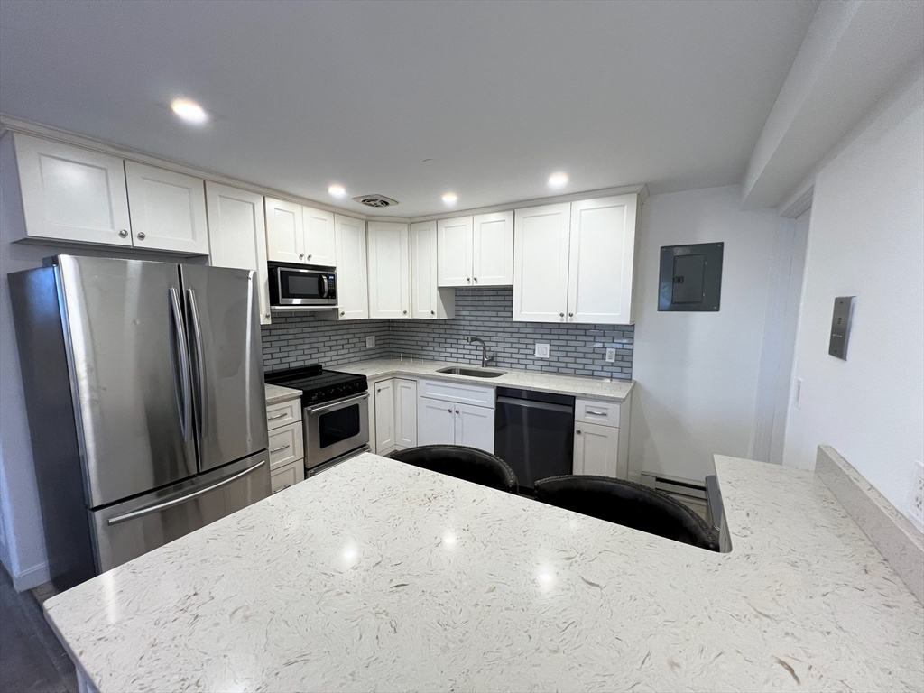 2 bed, 1 bath apartment for rent at 2 Colonial Village Dr Unit 4, Arlington Heights — photo 3 of 26