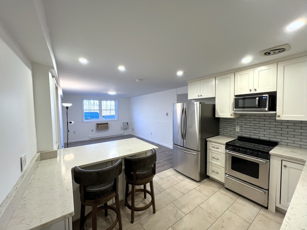 2 bed, 1 bath apartment for rent at 2 Colonial Village Dr Unit 4, Arlington Heights — photo 4 of 26