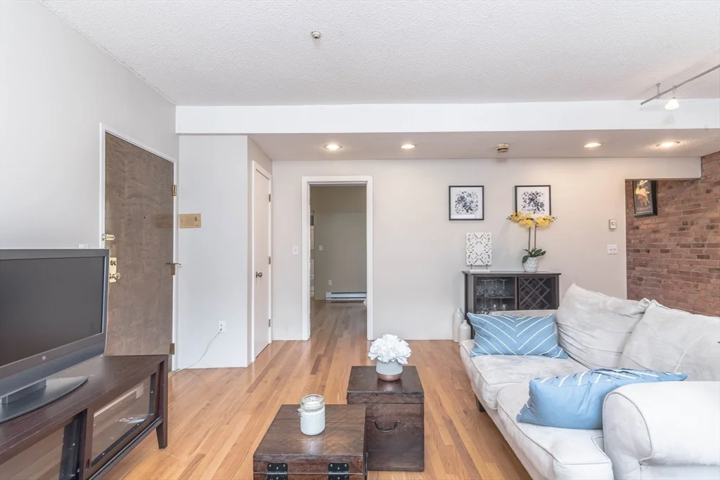 1 bed, 1 bath apartment for rent at 2 Cypress Rd Unit 204, Brighton — photo 3 of 10