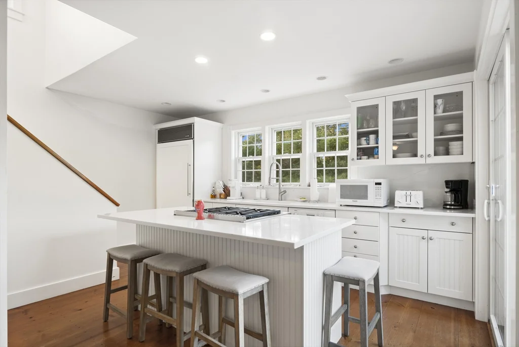 8+ bed, 4+ bath apartment for rent at 2 Drew Ln, Nantucket — photo 29 of 34