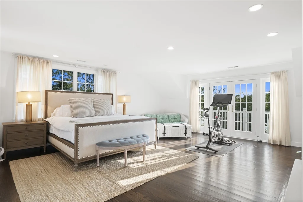 8+ bed, 4+ bath apartment for rent at 2 Drew Ln, Nantucket — photo 14 of 34