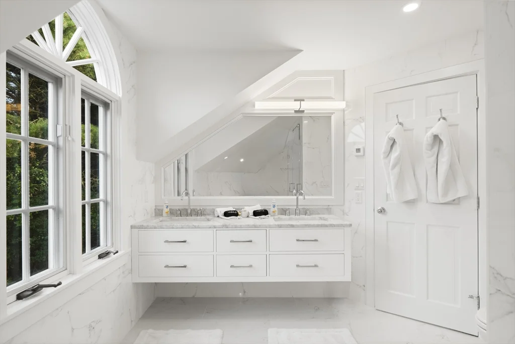 8+ bed, 4+ bath apartment for rent at 2 Drew Ln, Nantucket — photo 16 of 34
