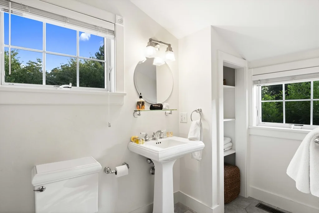 8+ bed, 4+ bath apartment for rent at 2 Drew Ln, Nantucket — photo 32 of 34
