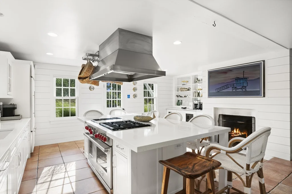 8+ bed, 4+ bath apartment for rent at 2 Drew Ln, Nantucket — photo 18 of 34