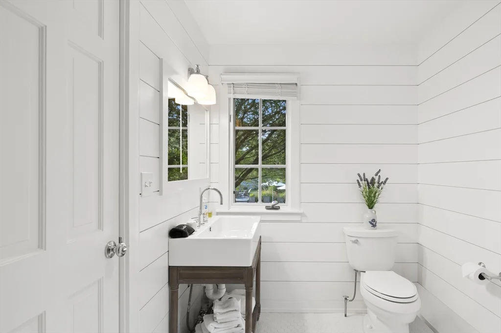 8+ bed, 4+ bath apartment for rent at 2 Drew Ln, Nantucket — photo 9 of 34