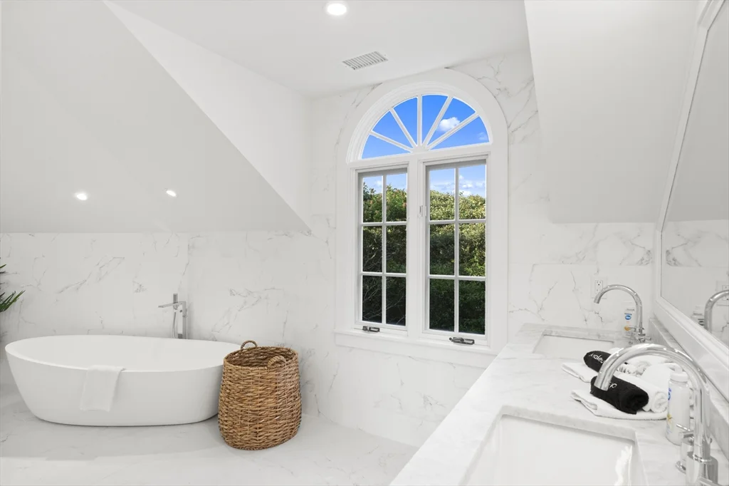 8+ bed, 4+ bath apartment for rent at 2 Drew Ln, Nantucket — photo 15 of 34